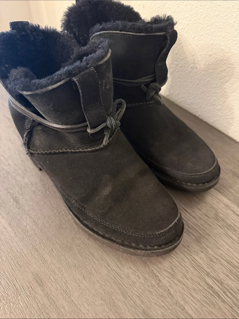 UGG Women Black Suede Shearling Lined Tie Ankle Boots Size 8